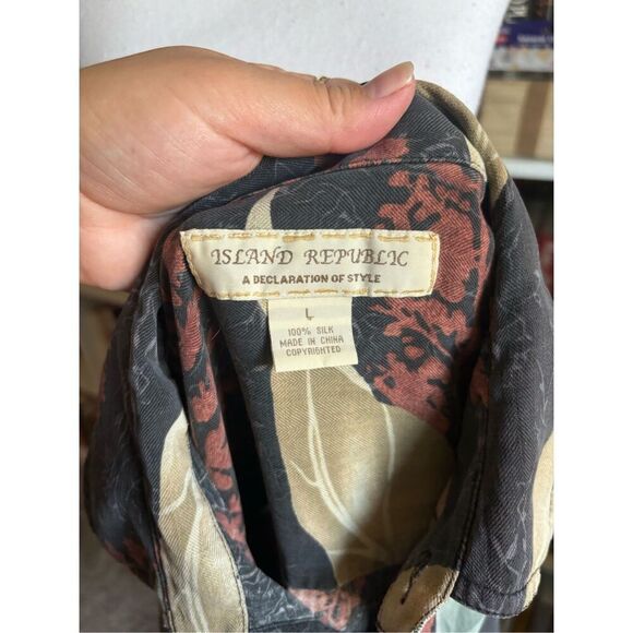 Island Republic 100% Silk Men's Hawaiian Shirt - Picture 5 of 5